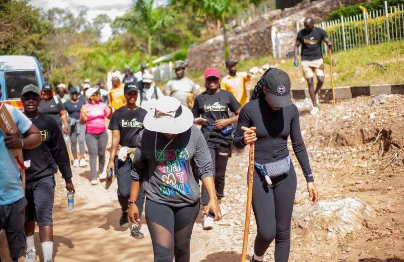 La'gullez group tour on the trail